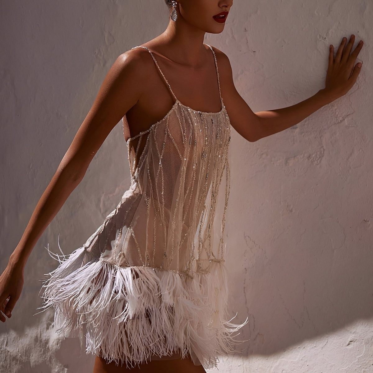 Vestido Feminino Curto com Paetês, Alças Finas e Barra de Franjas com Penas, Costas Abertas com Tiras