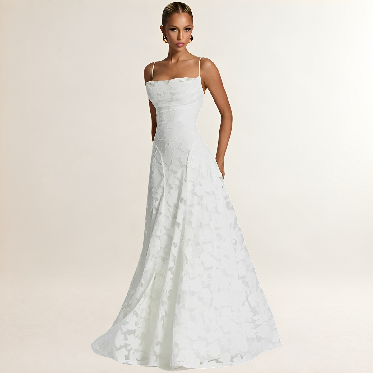 Vestido longo feminino com corpete ajustado e costas abertas com amarração, alças finas, saia em A com textura floral