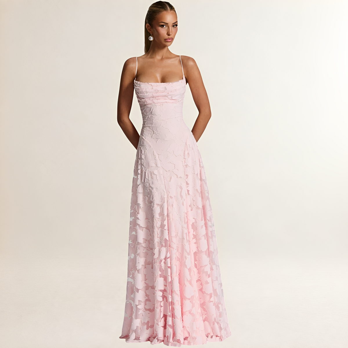 Vestido longo feminino com corpete ajustado e costas abertas com amarração, alças finas, saia em A com textura floral