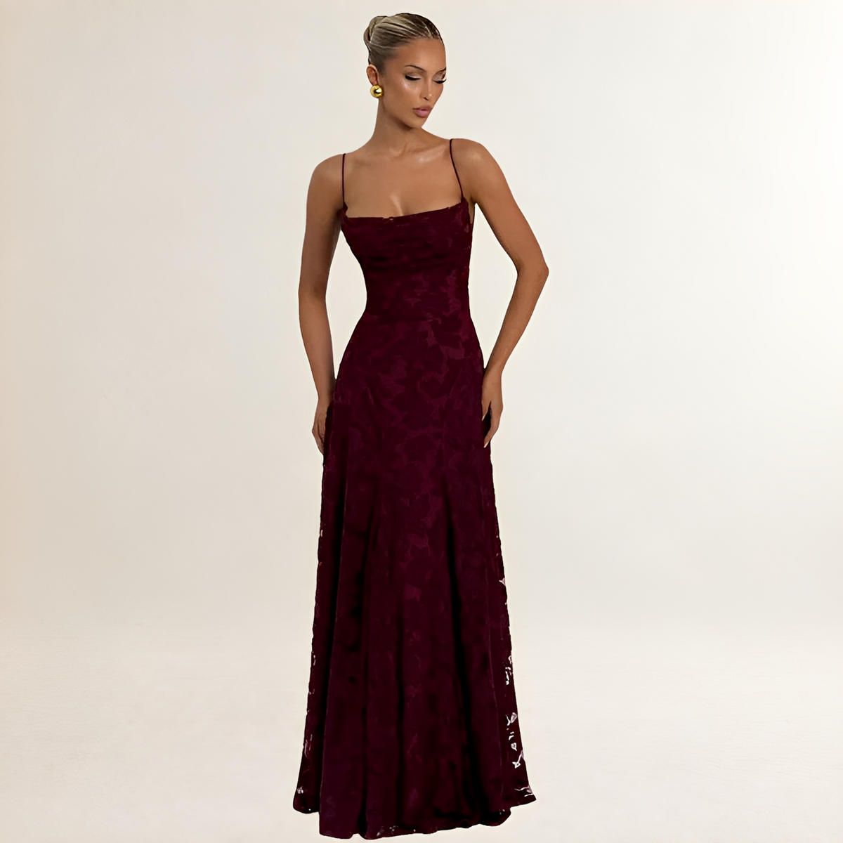 Vestido longo feminino com corpete ajustado e costas abertas com amarração, alças finas, saia em A com textura floral