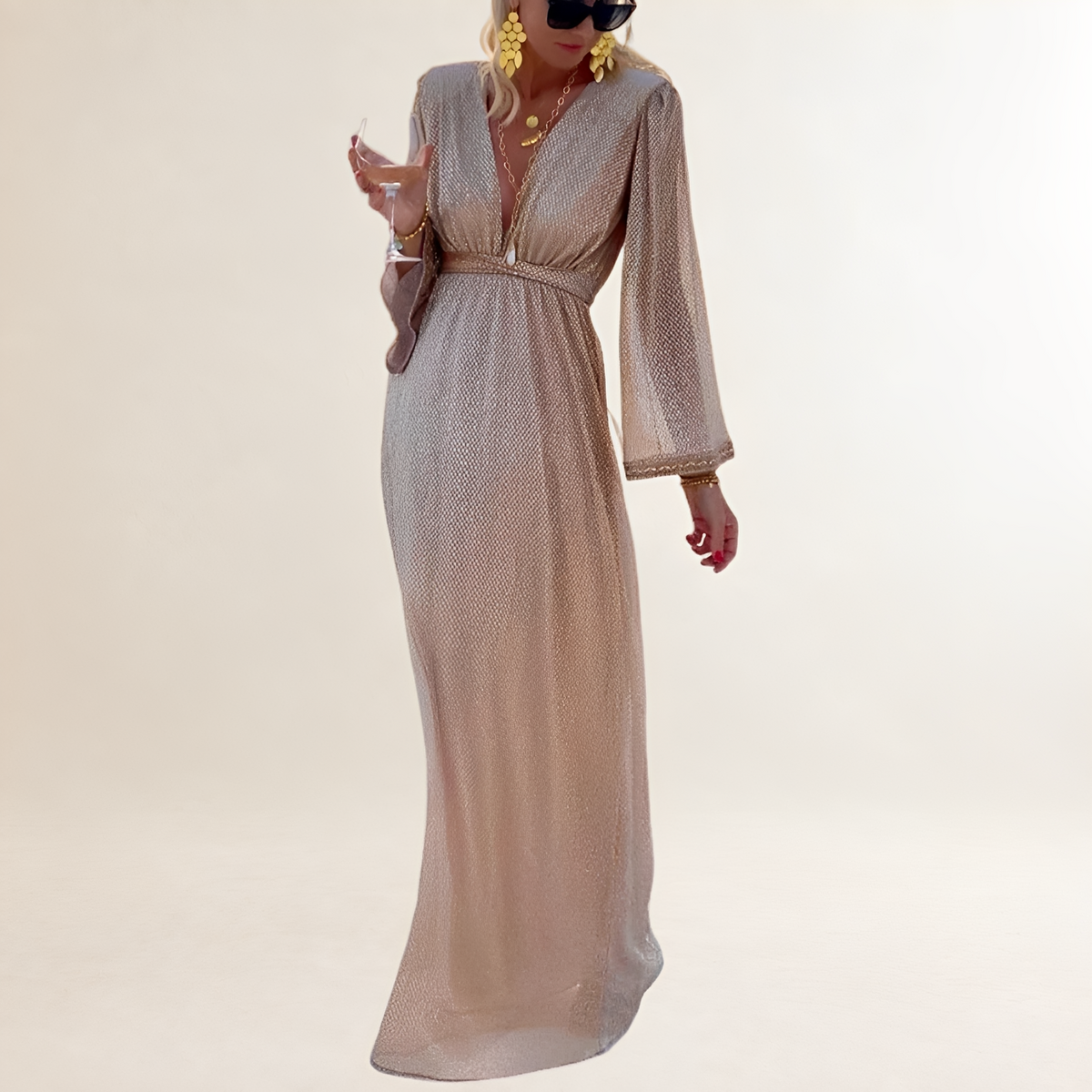 Vestido longo feminino com decote em V profundo, mangas sino e cintura império com brilho sutil