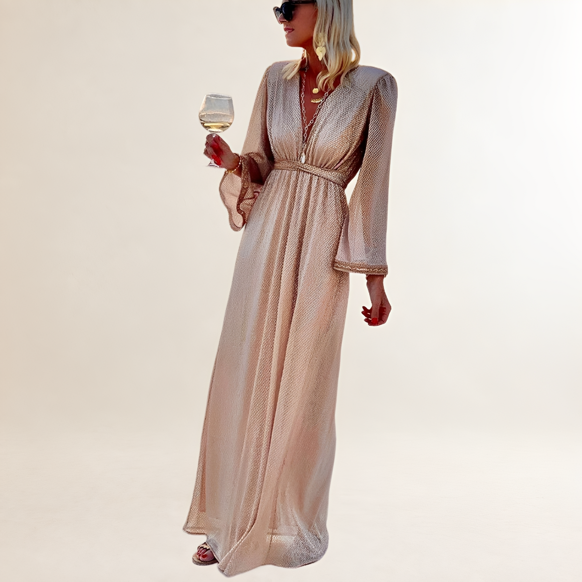 Vestido longo feminino com decote em V profundo, mangas sino e cintura império com brilho sutil