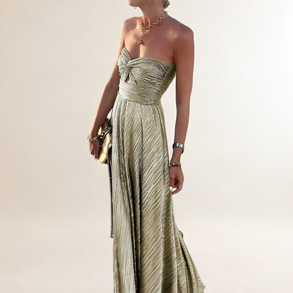 Vestido longo feminino sem alças com decote em coração torcido e recorte vazado - saia plissada