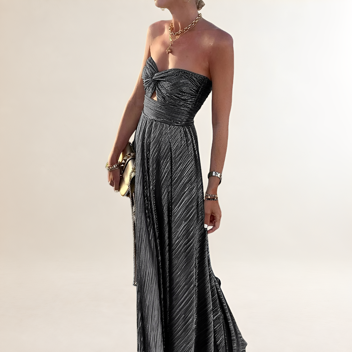 Vestido longo feminino sem alças com decote em coração torcido e recorte vazado - saia plissada