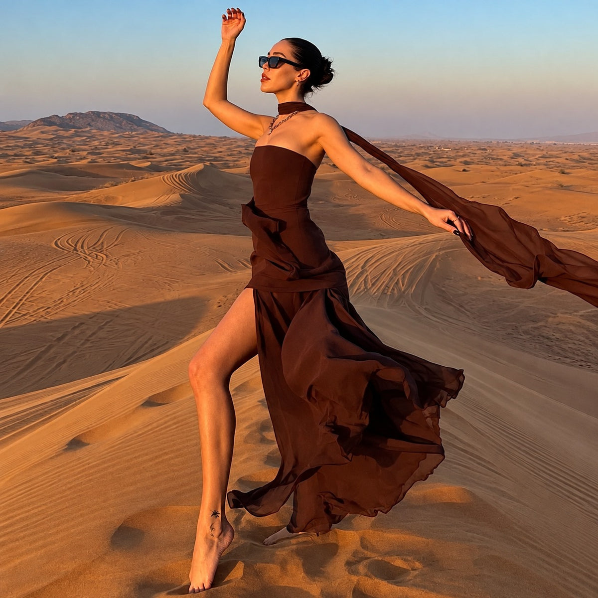 Vestido maxi feminino assimétrico sem alças com fenda alta e camadas fluidas