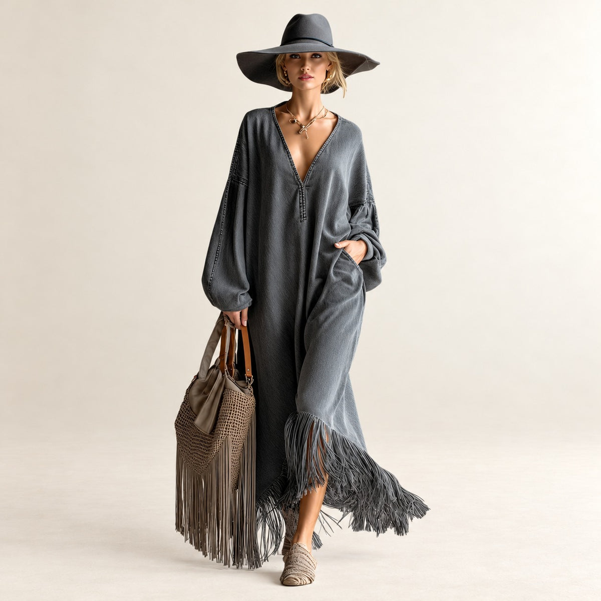 Vestido maxi feminino com decote V, mangas longas e detalhe com franja