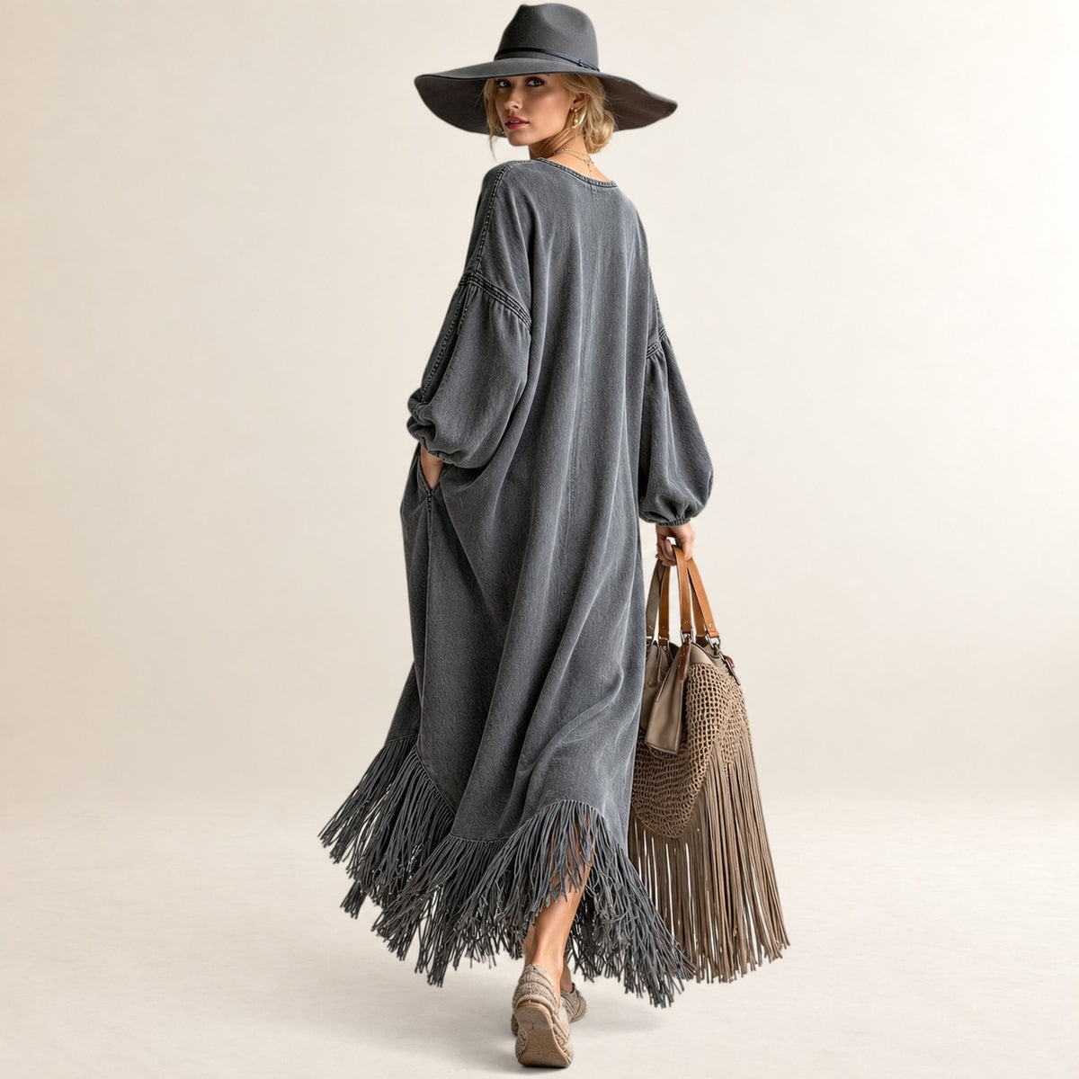 Vestido maxi feminino com decote V, mangas longas e detalhe com franja
