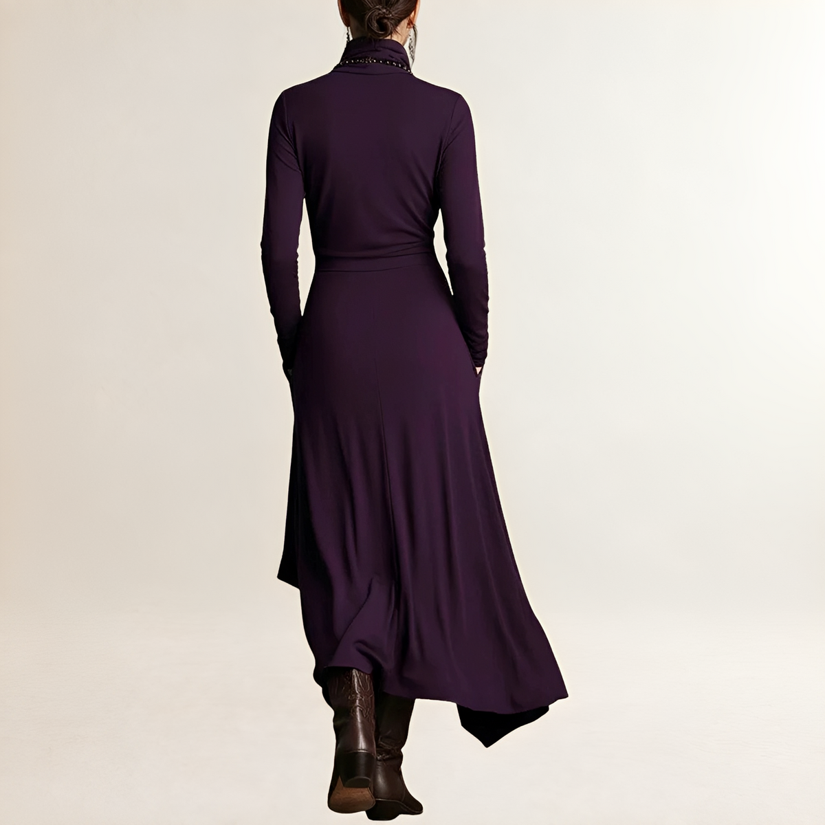 Vestido maxi feminino com gola alta, corpo drapeado cruzado, manga longa, barra assimétrica com camadas e bolsos laterais