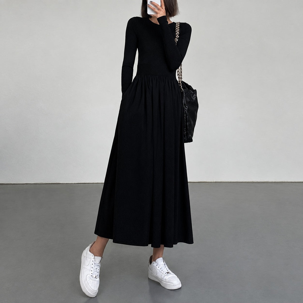 Vestido maxi feminino manga longa com decote redondo, bolsos e caimento regular