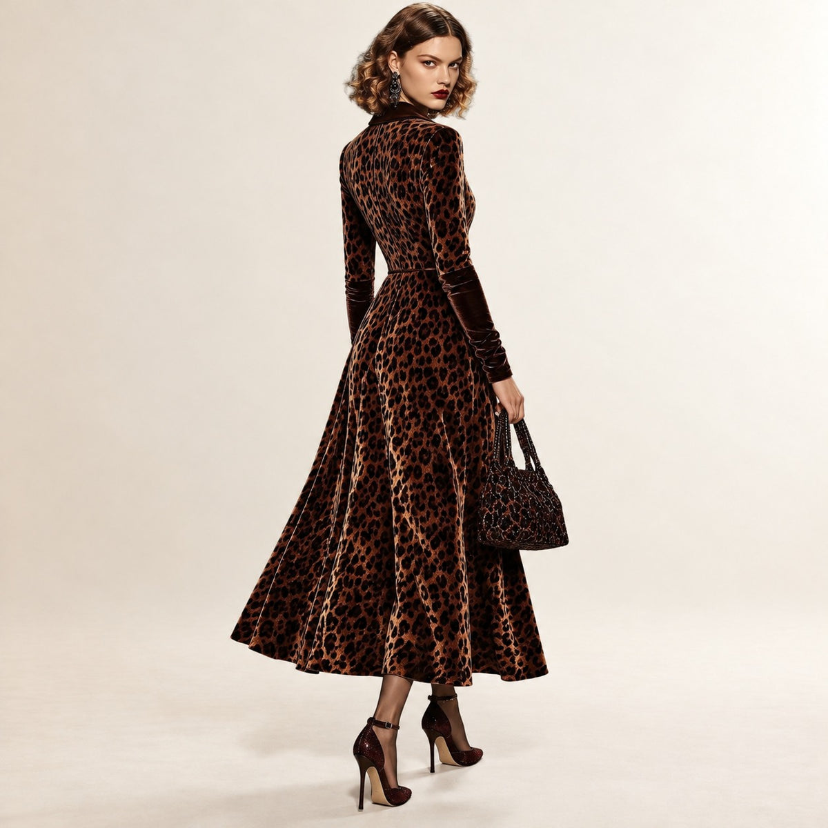 Vestido midi feminino lapela e estampa de leopardo corte ajustado na cintura