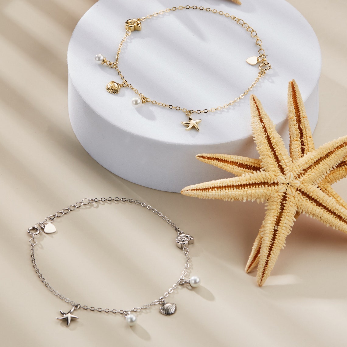 Bracelete com charme de concha e estrela do mar