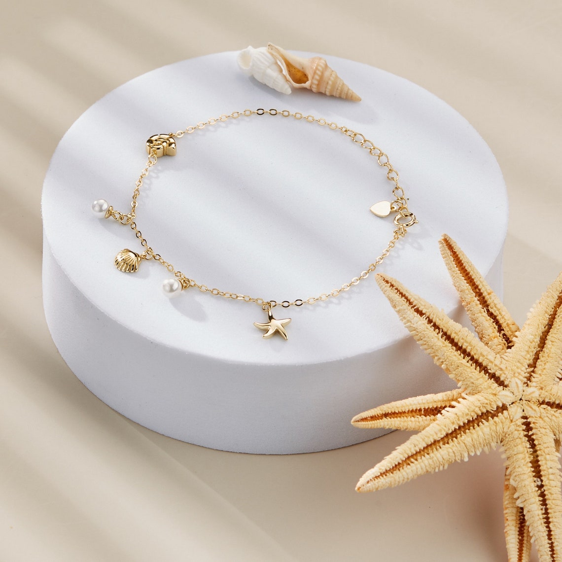 Bracelete com charme de concha e estrela do mar