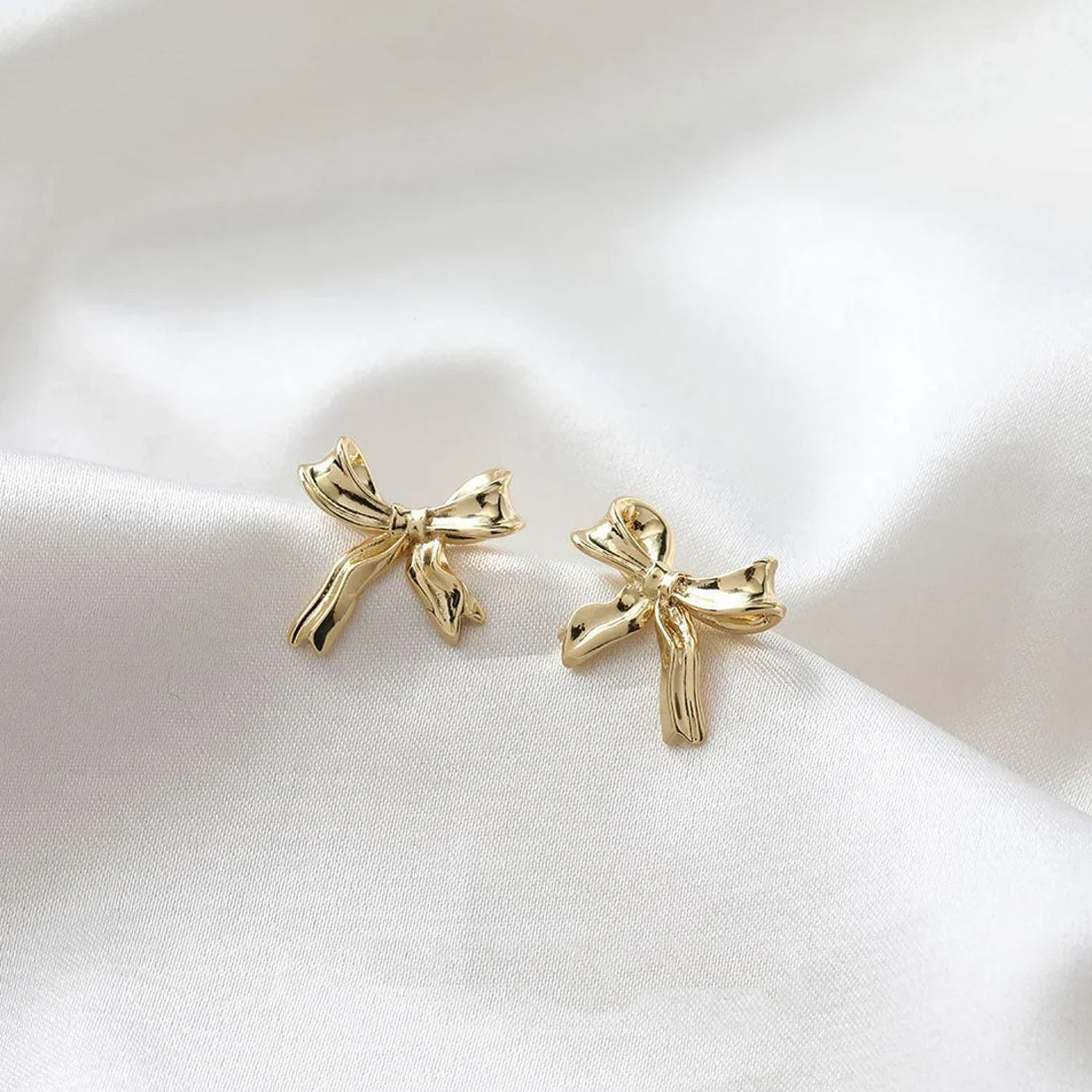 Brincos de ouro branco com nó - Brincos de botão com motivo de nó