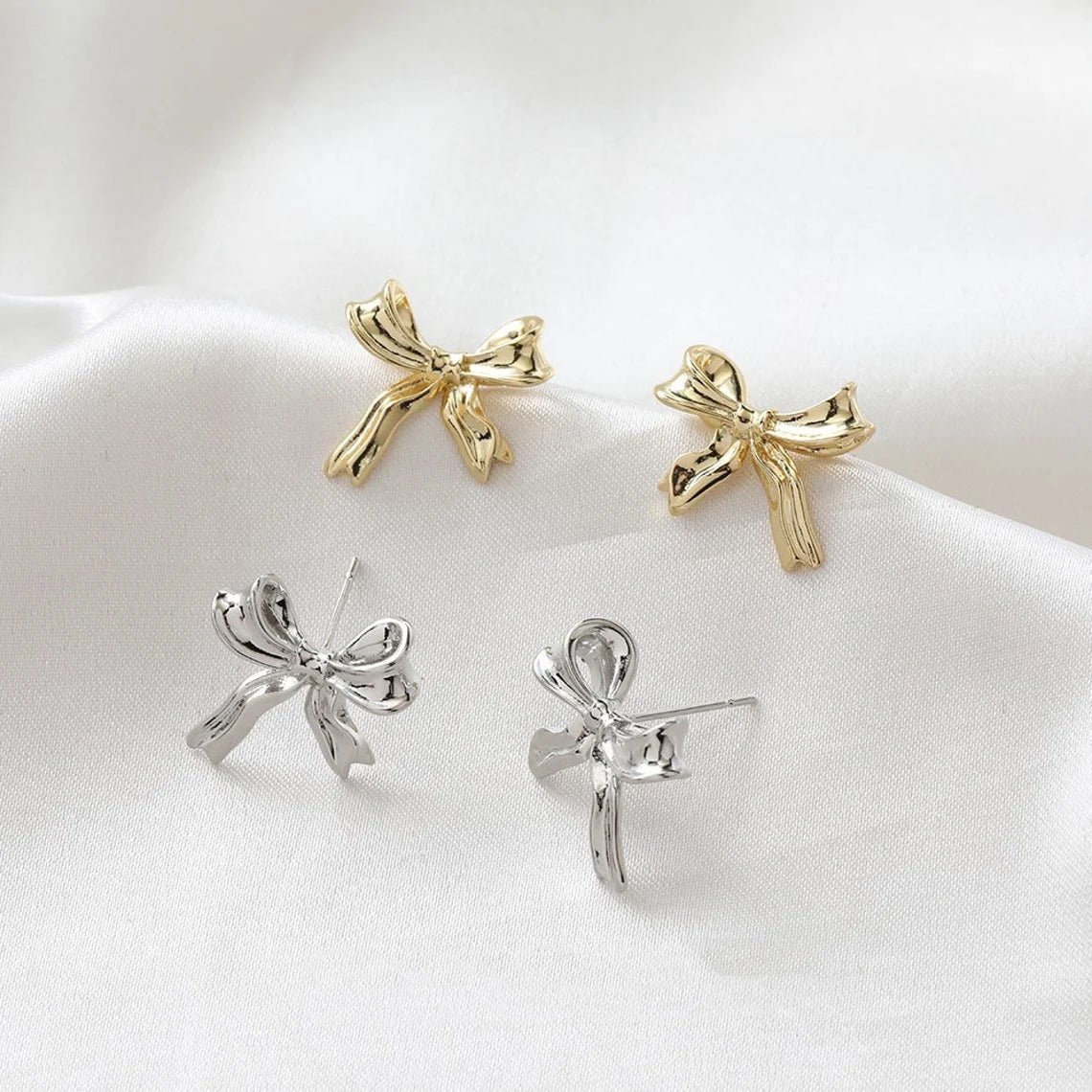 Brincos de ouro branco com nó - Brincos de botão com motivo de nó