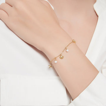 Bracelete com charme de concha e estrela do mar