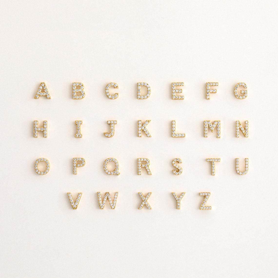 Brincos letras em - Brincos Huggie delicados