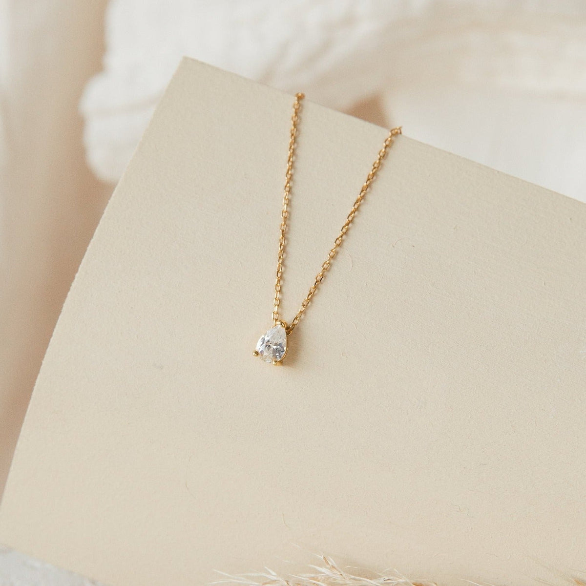 Colar em forma de gota