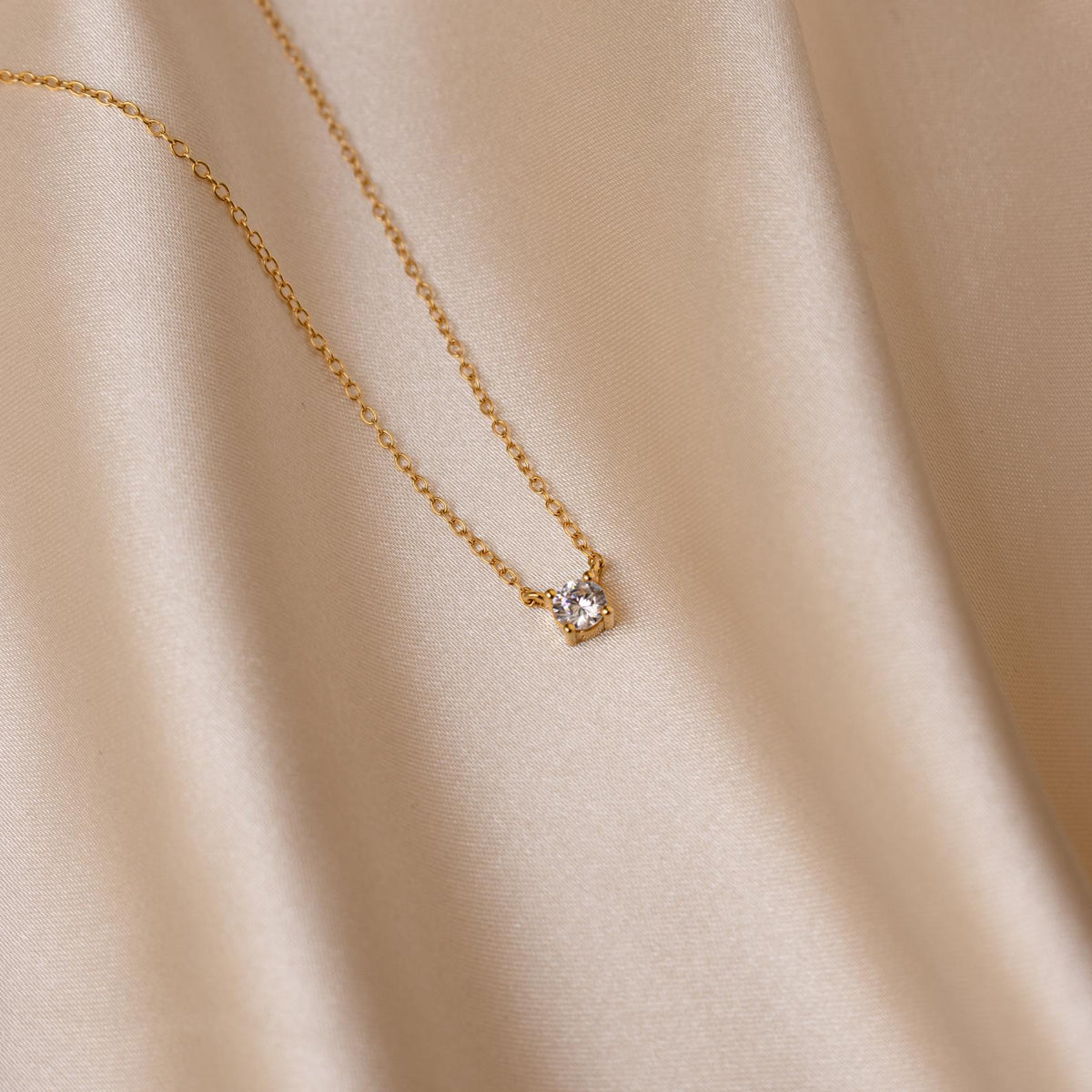 Colar Delicado de - Colar com Ornamentos em Pedra