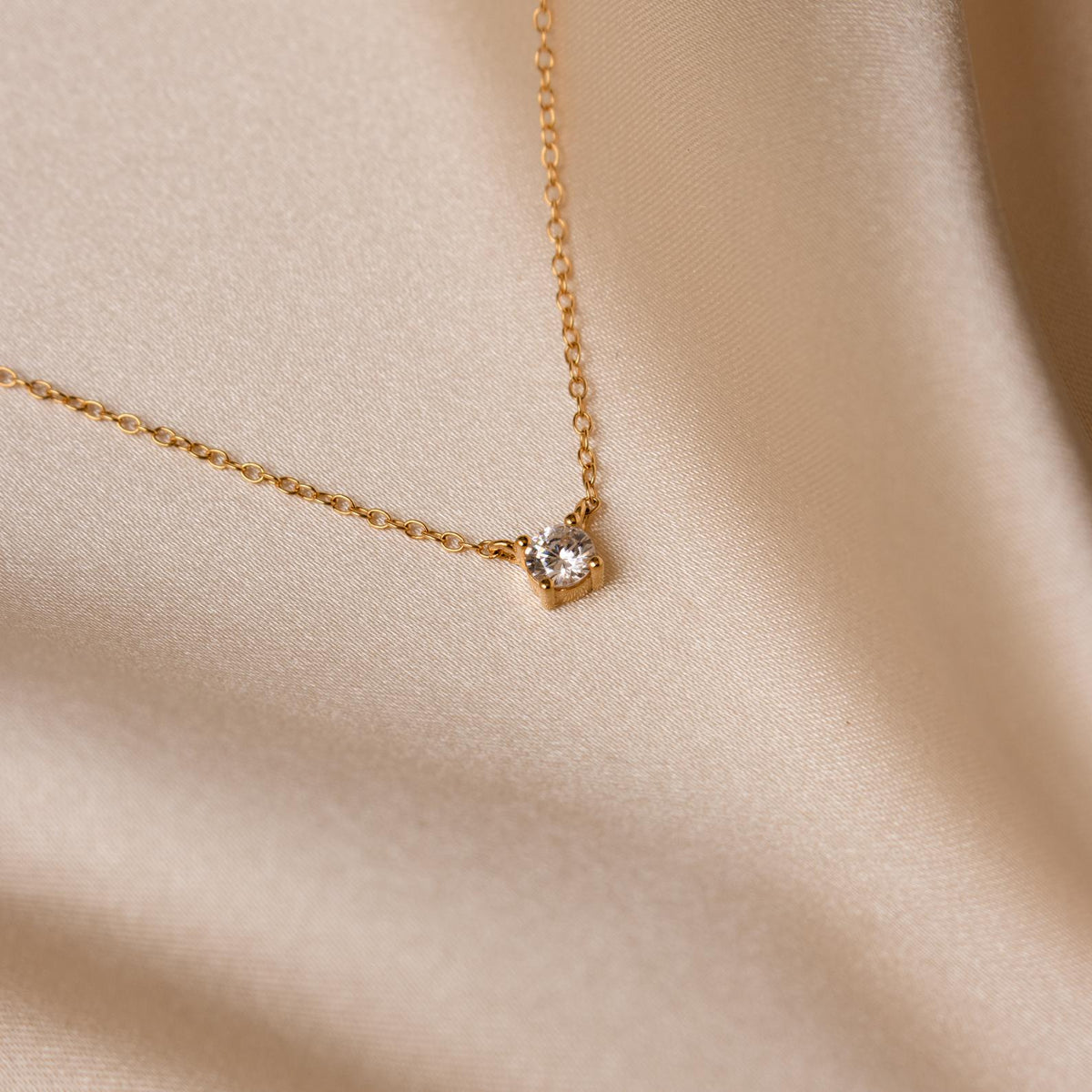 Colar Delicado de - Colar com Ornamentos em Pedra