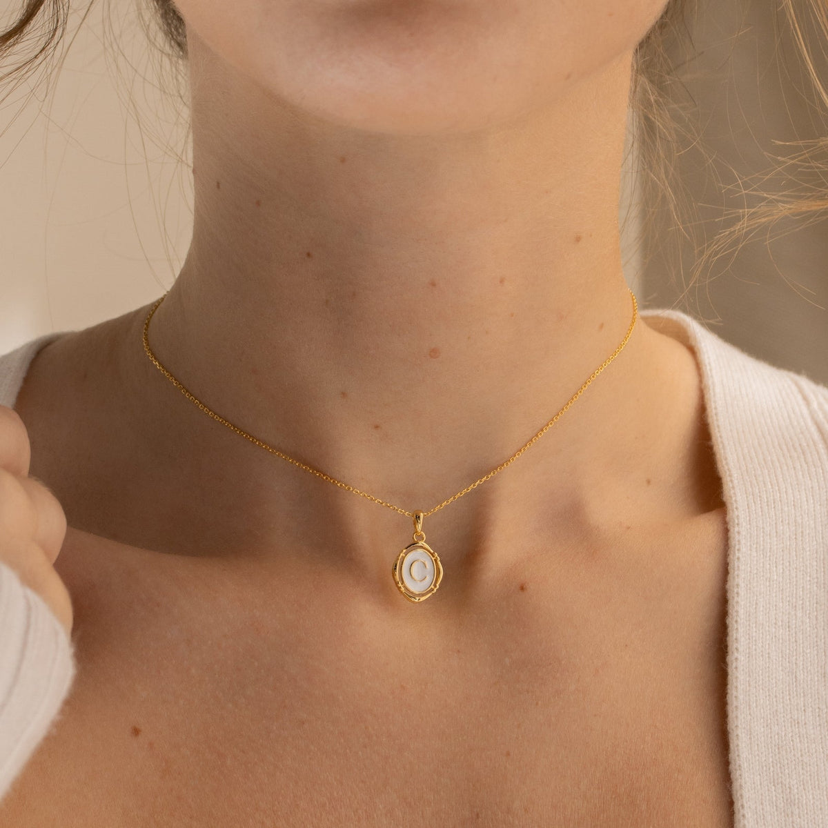 Camille – Colar com pendente com inicial personalizada