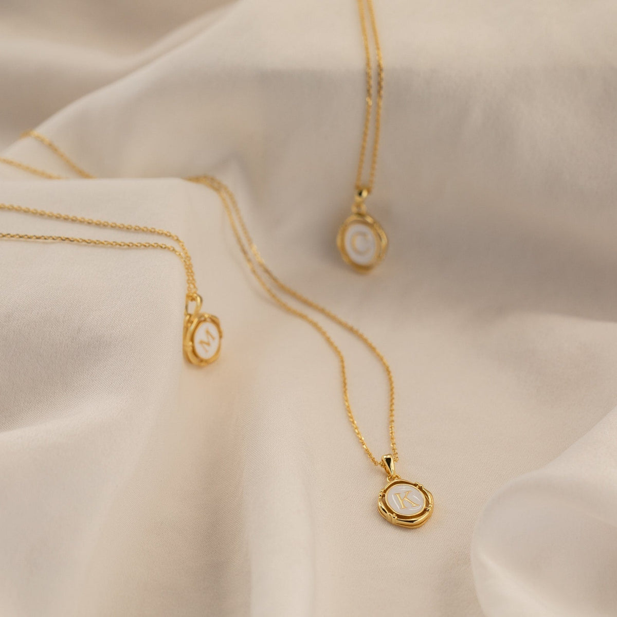 Camille – Colar com pendente com inicial personalizada