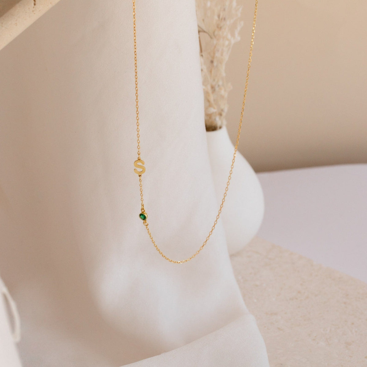 Pendente de letra com pedra - Colar de iniciais personalizadas