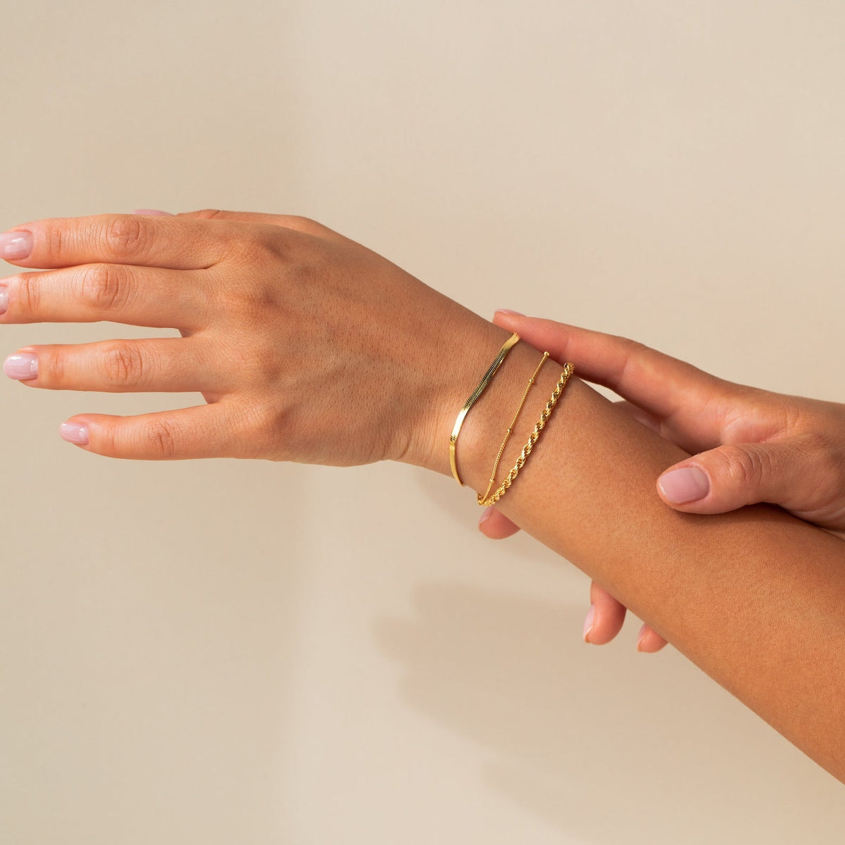 Braceletes em cadeia - braceletes minimalistas em camadas