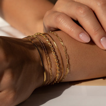 Braceletes em cadeia - braceletes minimalistas em camadas