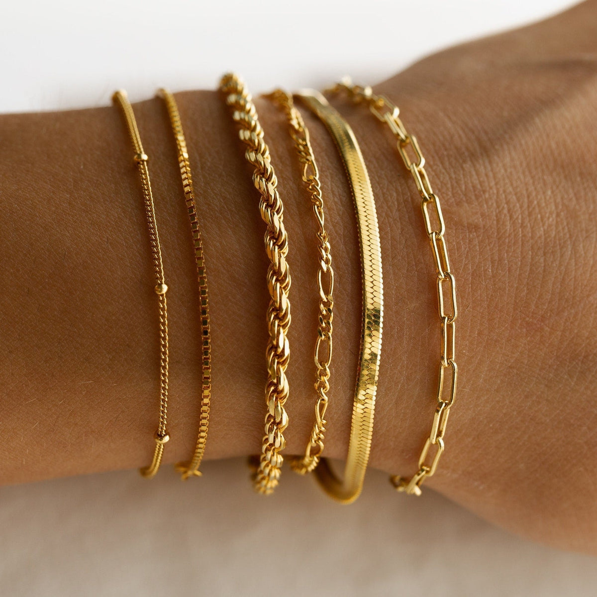 Braceletes em cadeia - braceletes minimalistas em camadas