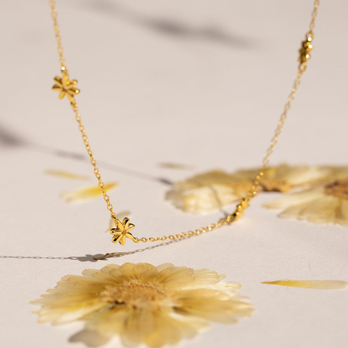 Colar de flor - colar de margaridas com pérolas