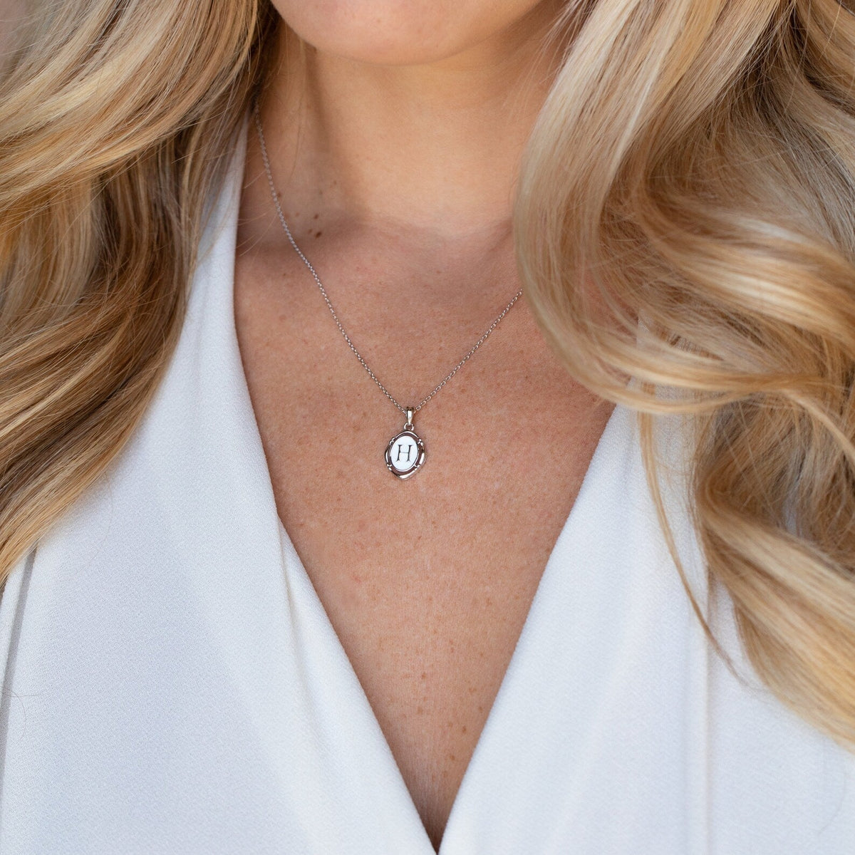 Camille – Colar com pendente com inicial personalizada