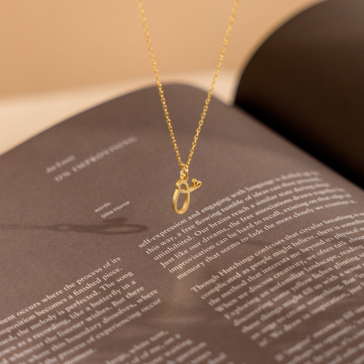 Colar de letras - Iniciais personalizadas com coração