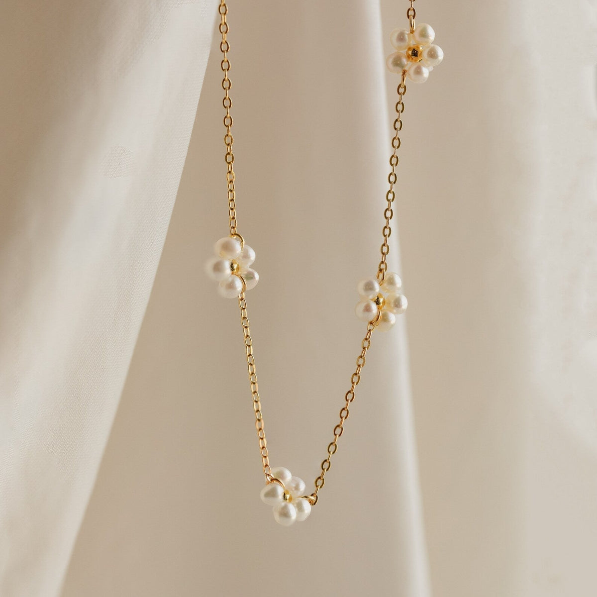 Colar de margaridas em pérolas - Flores em pérolas