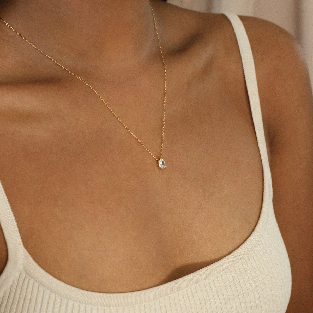Colar em forma de gota