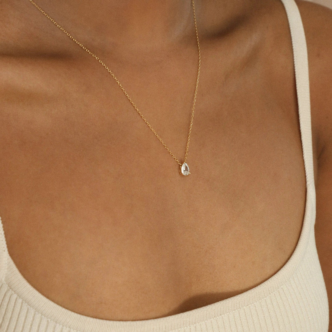 Colar em forma de gota