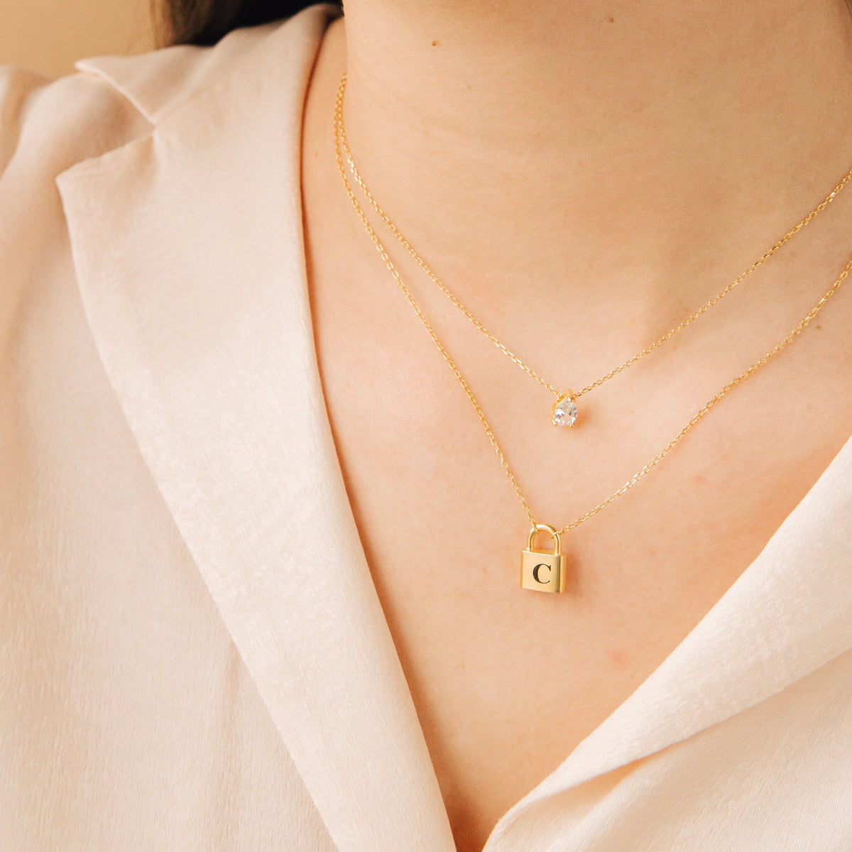 Colar em forma de gota