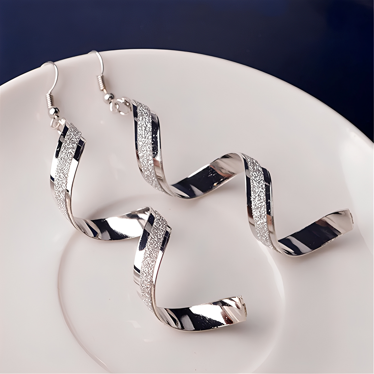 Jia – Brincos espirais brilhantes prateados