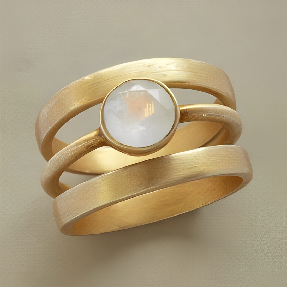 Jaira – Anel vintage em ouro com pedra da lua integrada