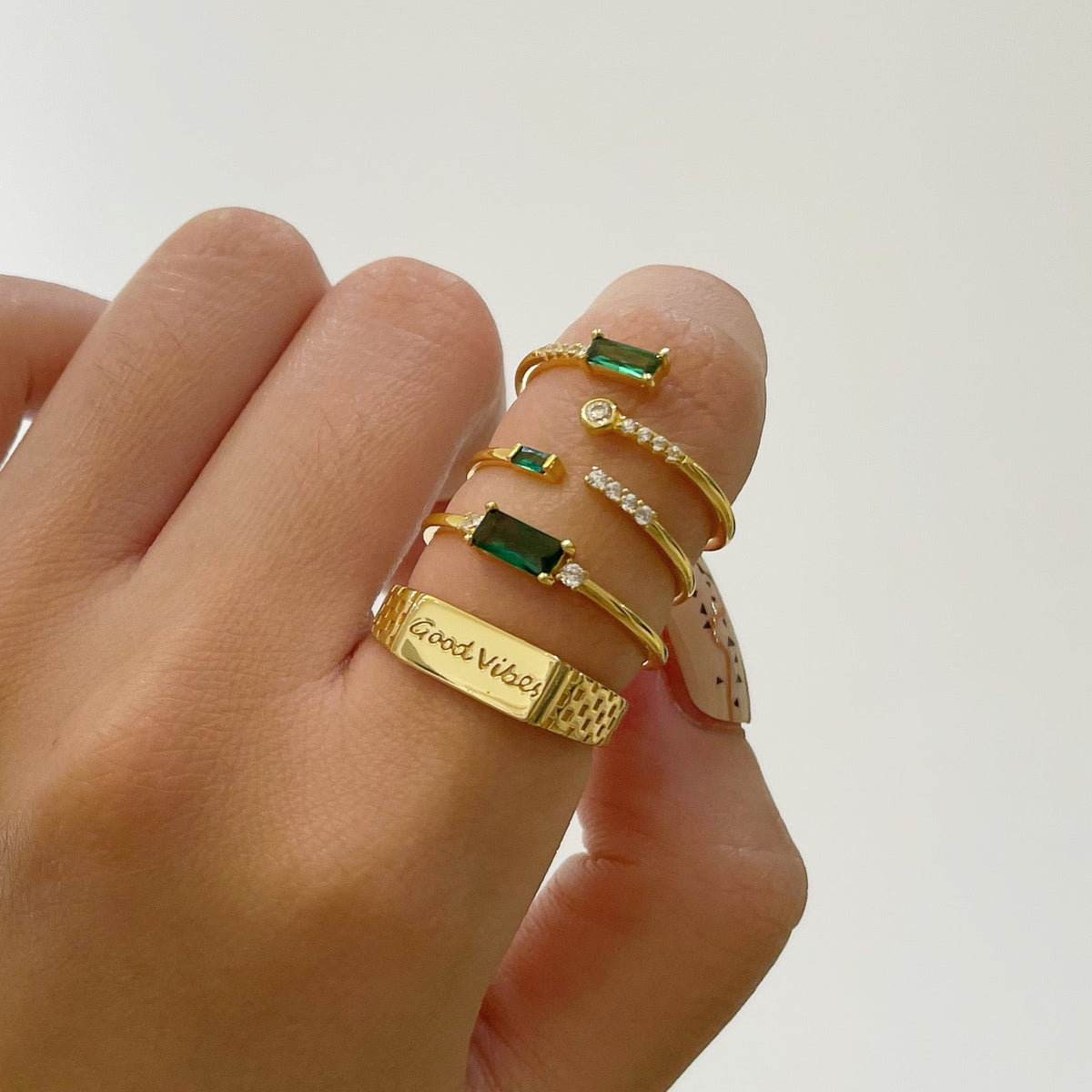 Fen - Bague baguette douce avec détail vert