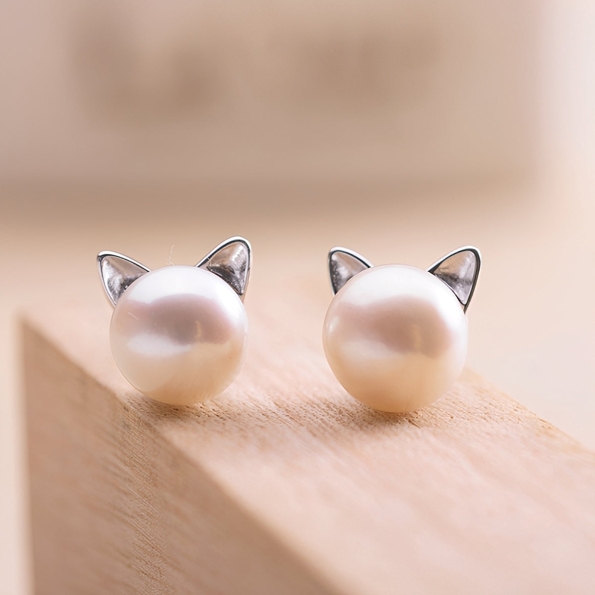 Nori – Brincos em chatons e pérolas de prata
