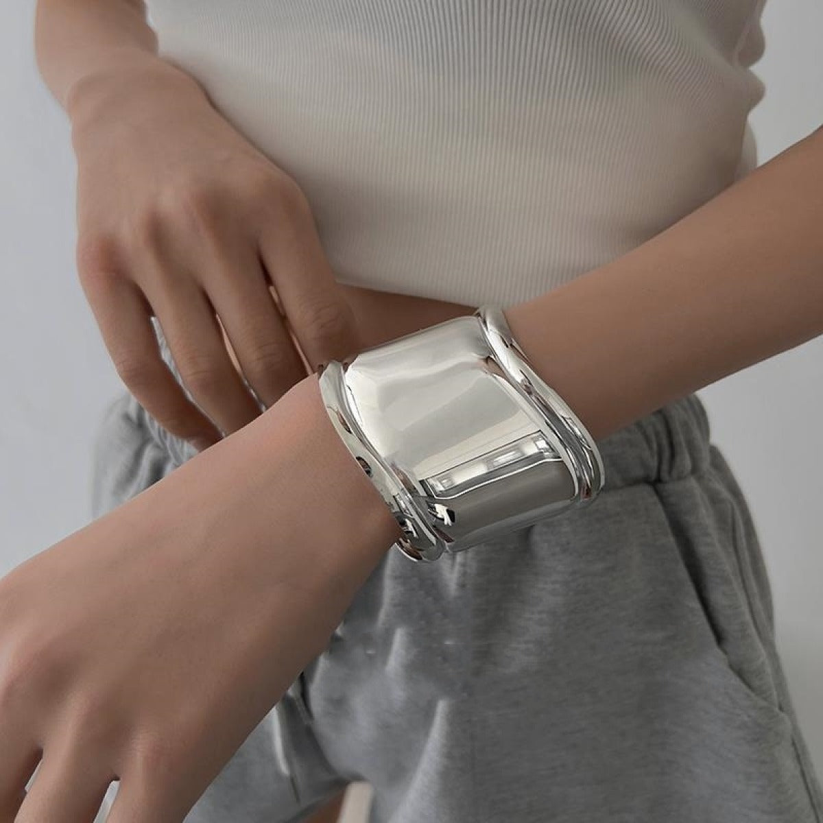 Daria – Bracelete grande em metal