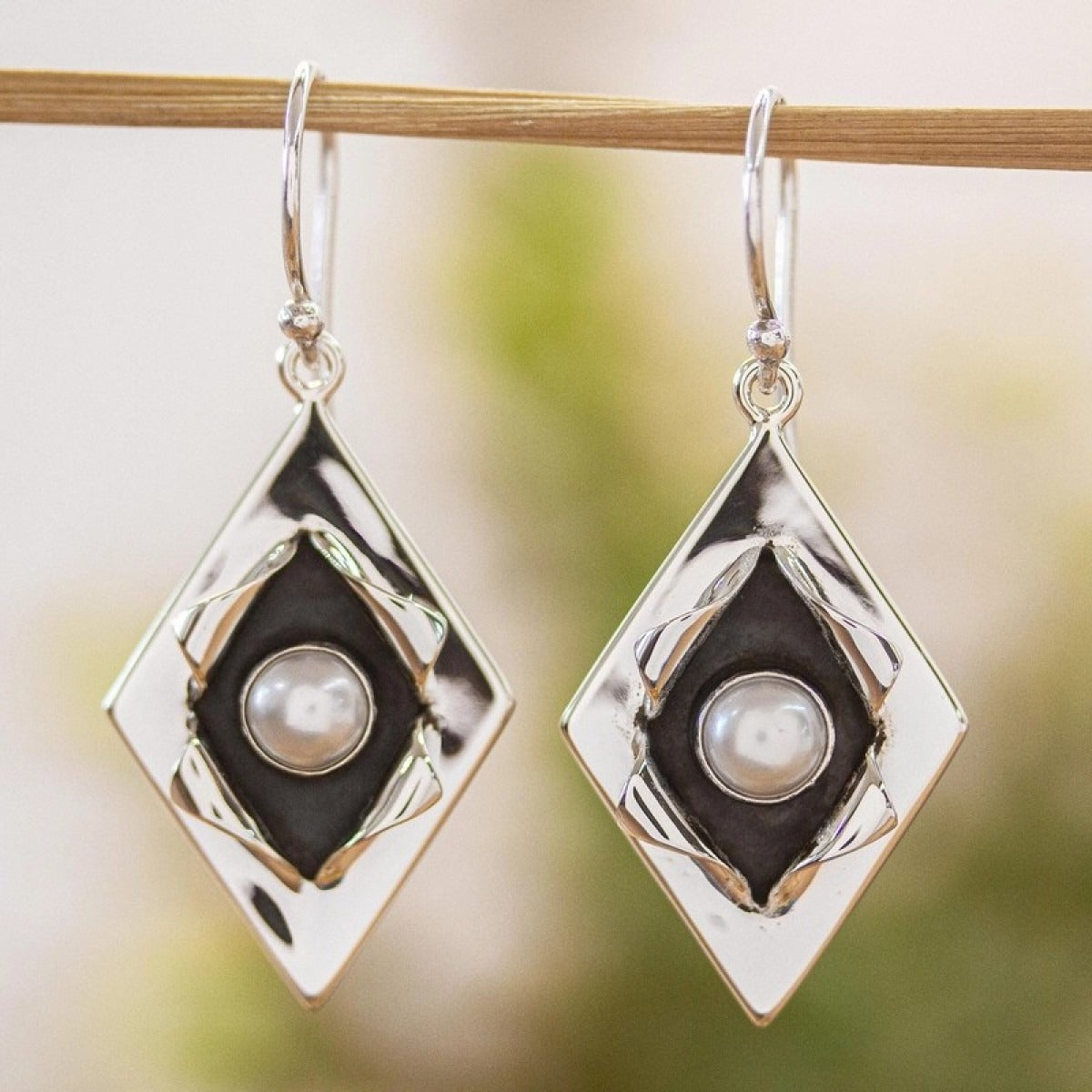Nova – Brincos vintage elegantes com pérolas e tom prateado