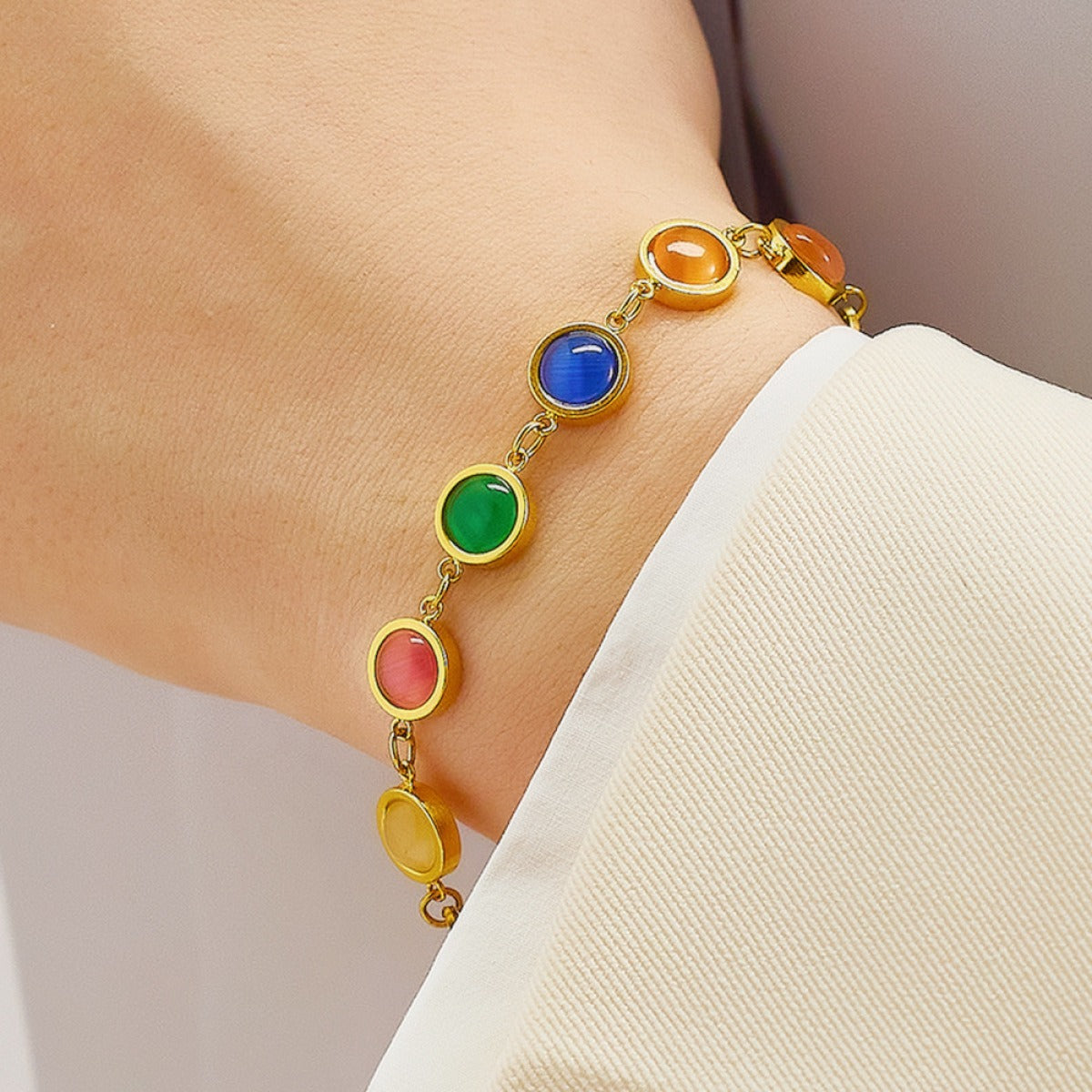Maisie – Bracelete Dourado com Pedra Colorida