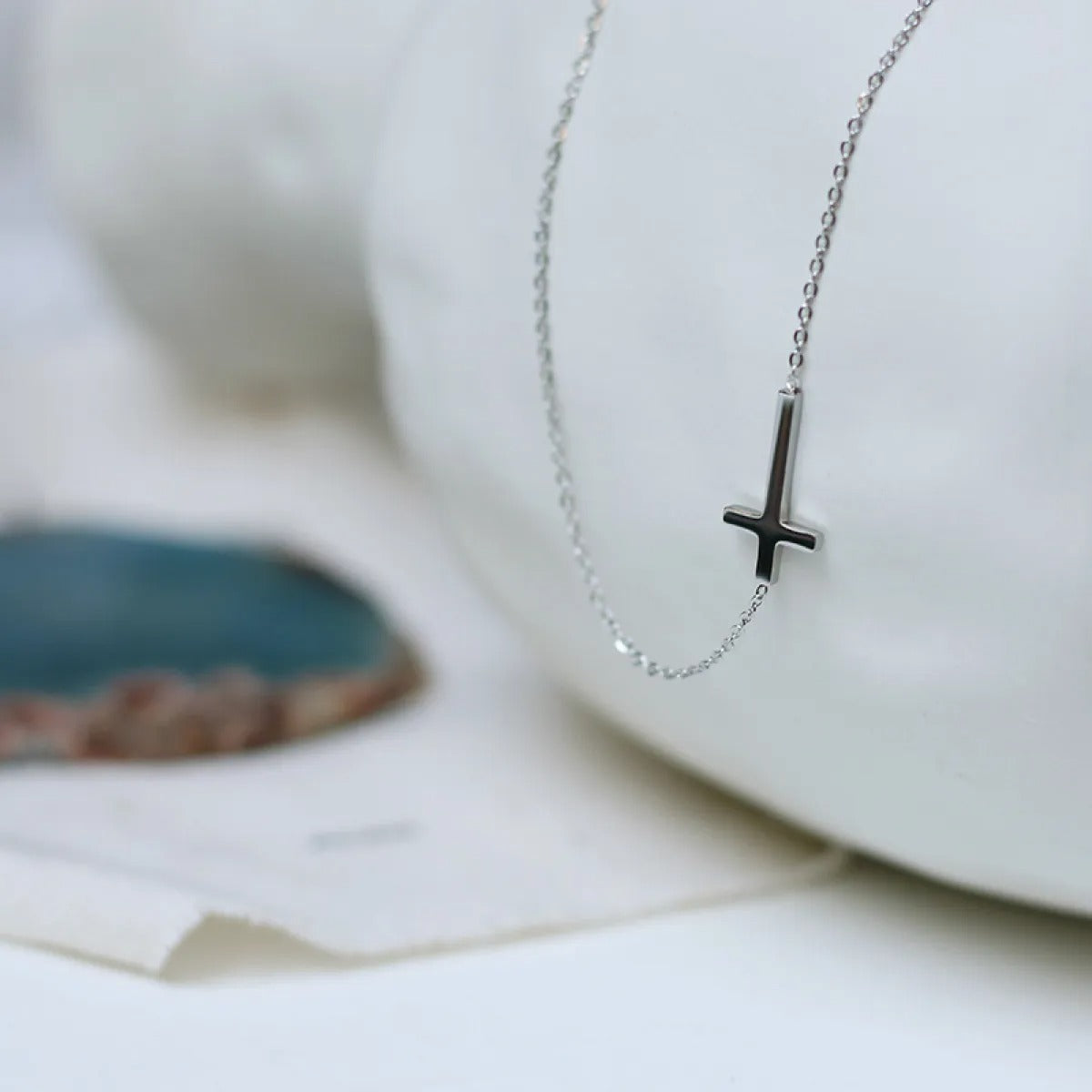 Nelly – Colar cruz minimalista em ouro
