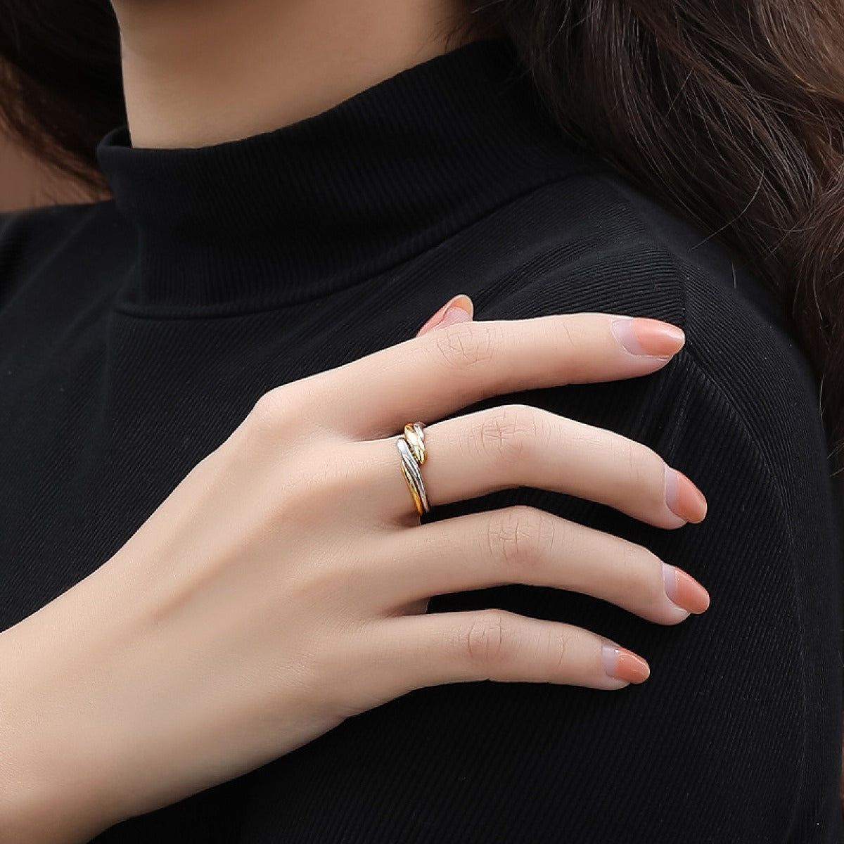 Elaine – Bague elegante com padrão de onda irregular