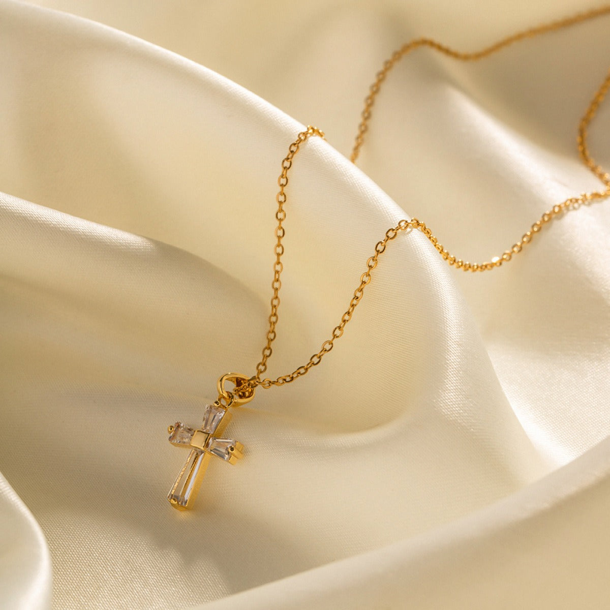 Mae – Colar com pendente cruz