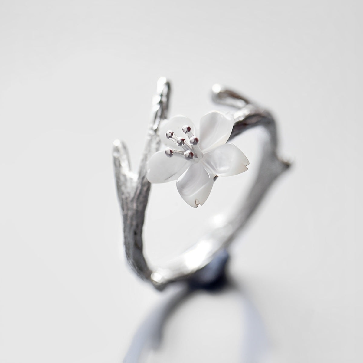Lilou – Bague vintage ajustável com flor branca