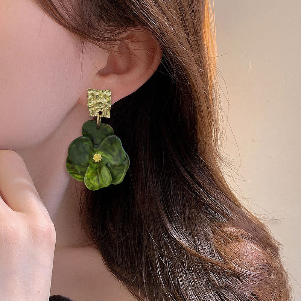 Kai – Brincos pendentes em flores em ouro