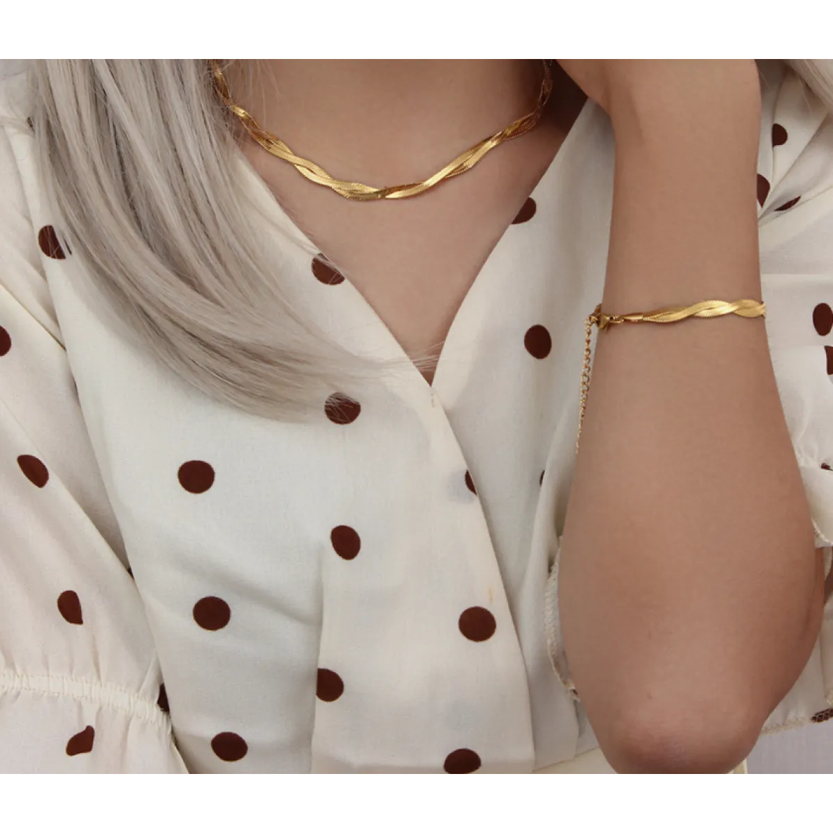 Alina – Conjunto elegante de colar e pulseira dourados entrelaçados