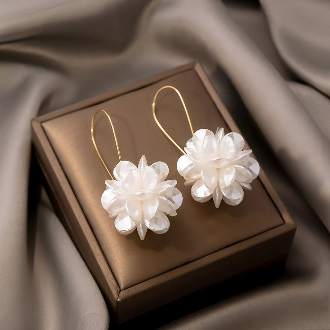 Florina – Brincos de flores brancas com charme natural